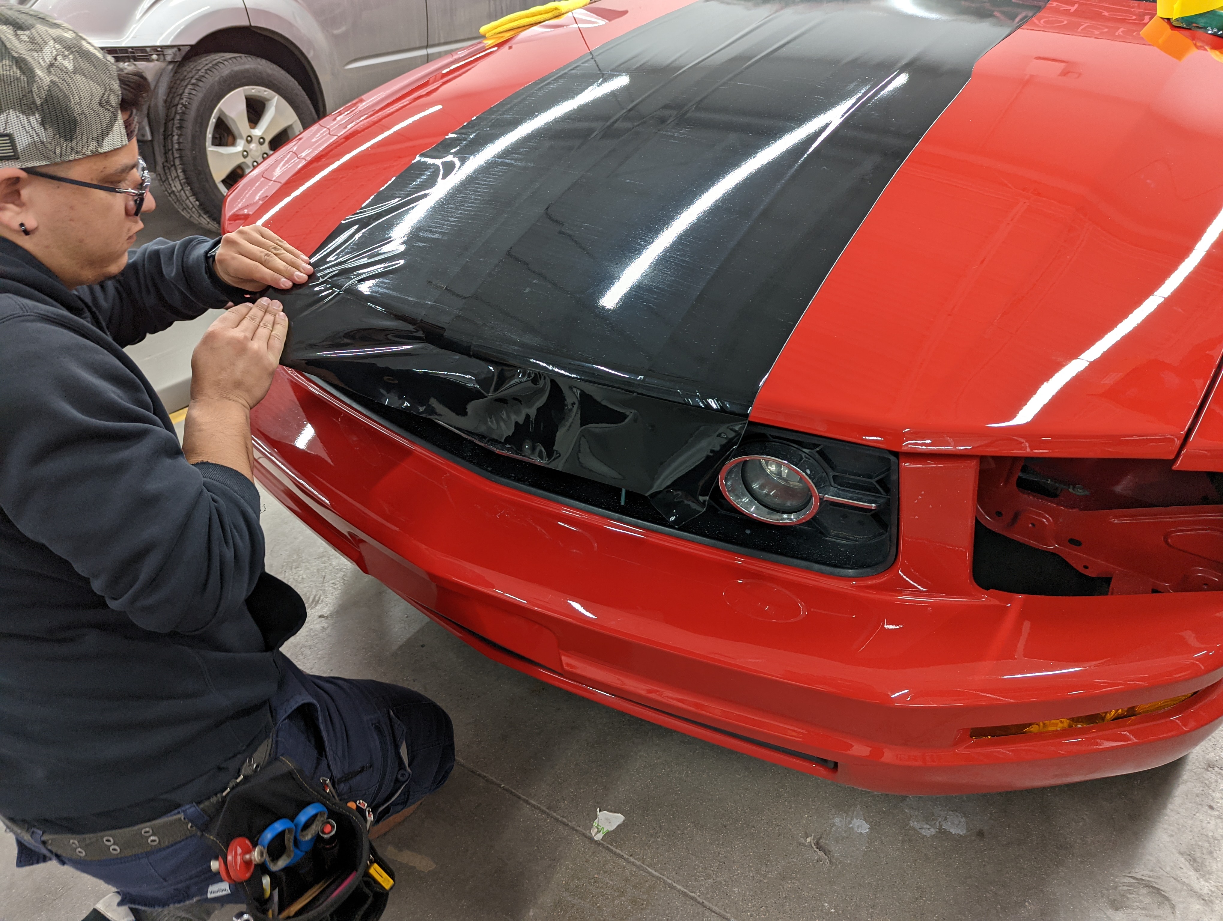 2006 Ford Mustang Vinyl Stripes. Placing the first sheet of vinyl on hood.